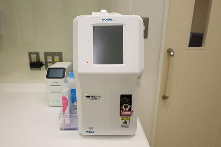 自動血球計数ＣＲＰ測定装置少量の血液で感染症や炎症反応を院内で迅速に測定する検査機器です。また、ワーファリンの効果判定も少量の血液で迅速検査が可能です。